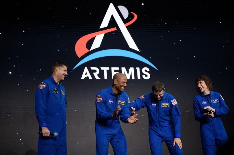 (E-D) Os astronautas Jeremy Hansen, Victor Glover, Reid Wiseman e Christina Hammock Koch comemoram após serem selecionados para a missão Artemis II que se aventurará ao redor da Lua -  Foto: AFP/Mark Felix