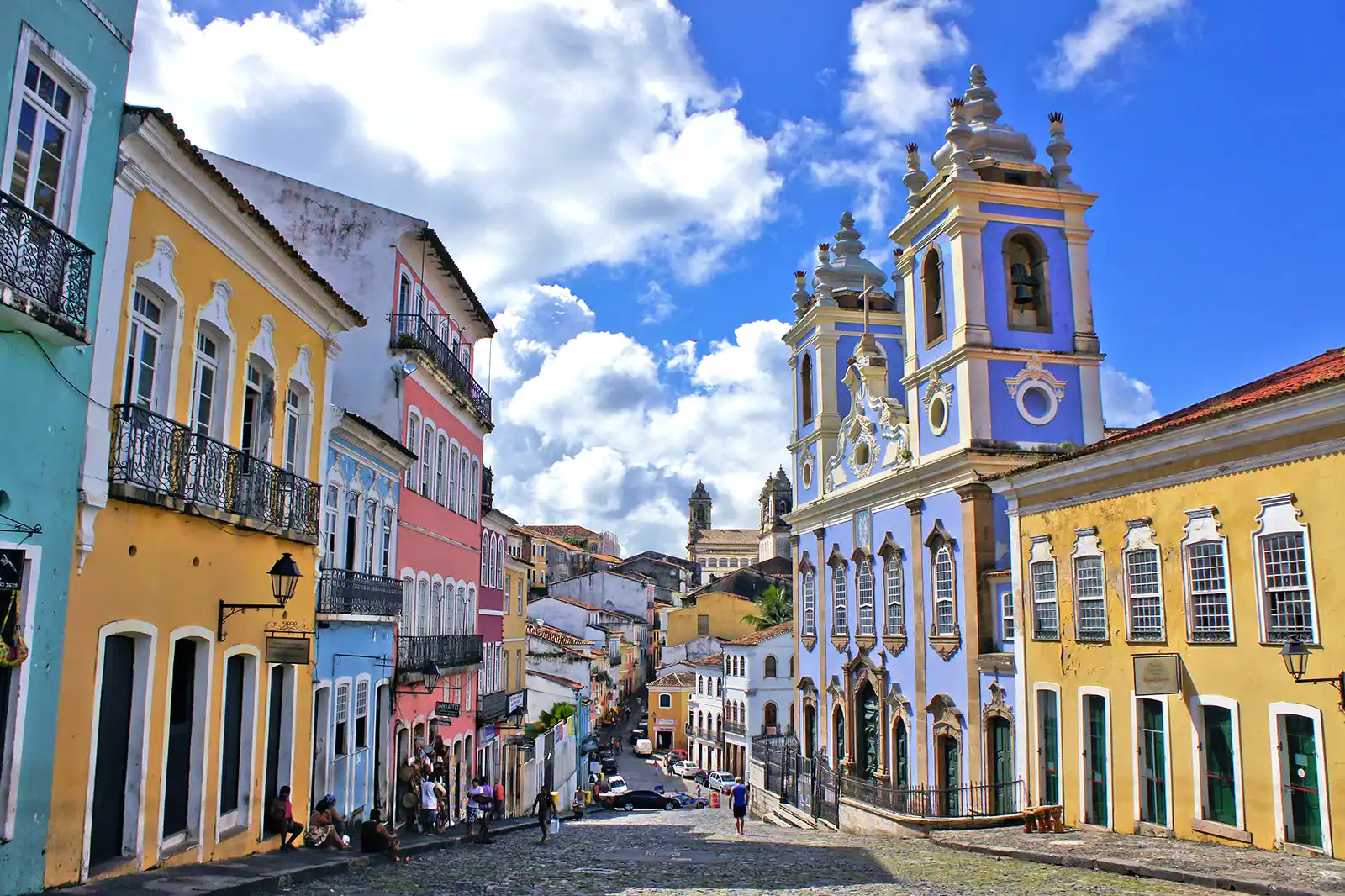 Pelourinho, em Salvador, é um enorme centro histórico e cultural da cidade. Aproveite para comer um acarajé, comprar souvenirs e ouvir uma boa música baiana! Foto: Reprodução/Hoteis.com