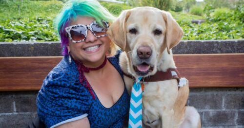 Melba, a professora cega e Chad, o cão-guia, mostram na universidade o poder do amor e da gentileza - Foto: reprodução / Facebook