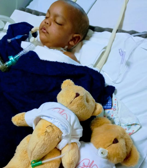 O pequeno guerreiro Thomas aguentou mais de 20 procedimentos cirúrgias enquanto estava internado. Sua mãe Adriana, documentou todo o processo no instagram! Foto: Reprodução/@adrianacaitano/Instagram.