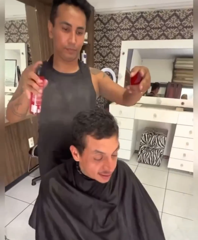 No salão de Leandro, William foi muito bem tratado e ganhou um visual novo. O rapaz também se alimentou, se higienizou e foi presentado com novas roupas! Foto: Reprodução/@leandromatias1984/Instagram.