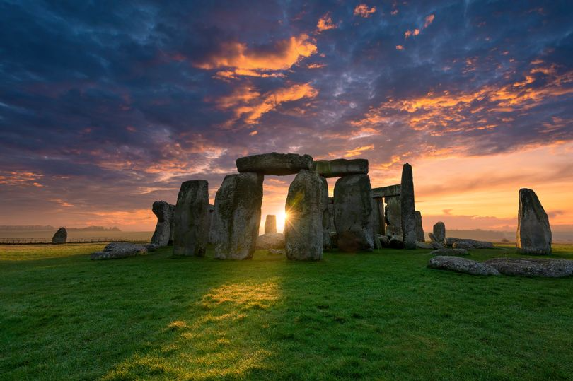 O Stonehenge é uma das paisagens mais famosas do Reino Unido, e com um nascer do sol desse fica mais lindo ainda, né não? Foto: Reprodução/Getty Images.