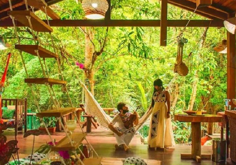 O aplicativo Airbnb separou as melhores hospedagens em cada estado do Brasil. Esta fica no Pará, em meio à floresta amazônica, a chamada "casa da árvore".! - Foto: Reprodução