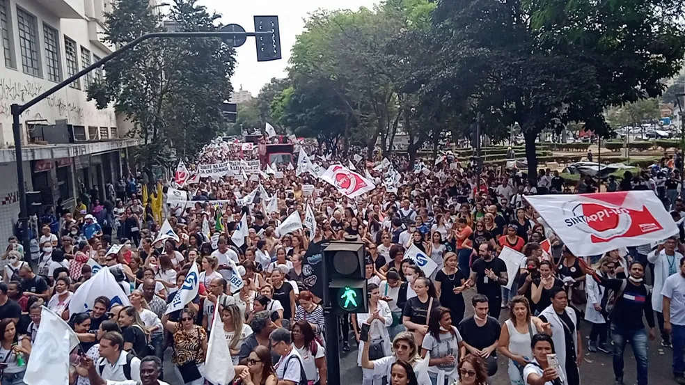 A aprovação do piso salarial foi marcada por muito luta dos profissionais da enfermagem. Em setembro do ano passado, a categoria realizou um dia de movimentação nacional, levando milhares de enfermeiros, técnicos e auxiliares às ruas em Belo Horizonte. Foto: Lyvia Prais/Sind-Saúde.