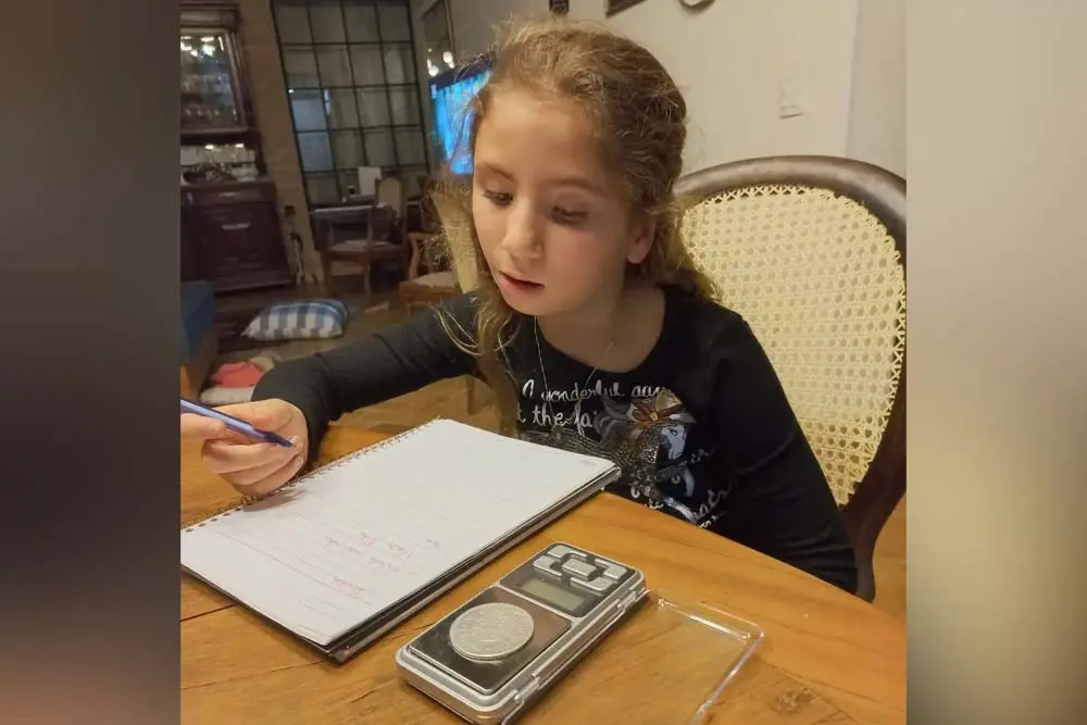 Durante a produção do artigo junto com seu orientador, Mariana teve a oportunidade de aprender matemática, história, química e física. Foto: Reprodução/Arquivo pessoal.