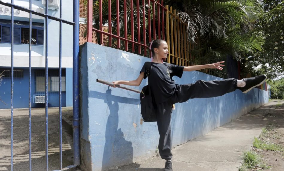 A viagem das meninas para o balé começa logo cedo! - Foto: Domingos Peixoto