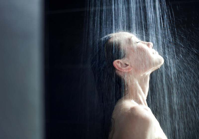 O banho gelado durante a semana vai aumentar as forças do seu sistema imunológico e deixar sua pele mais elástica e brilhosa. Foto: Reprodução/Fasterm.