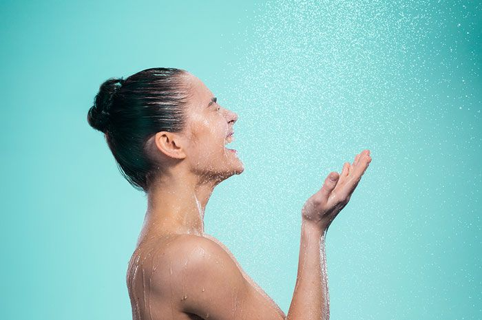 Para os que tem dificuldade, os profissionais indicaram começar aos poucos e treinar bastante a respiração antes de encarar o banho gelado! Foto: Reprodução/Stock.