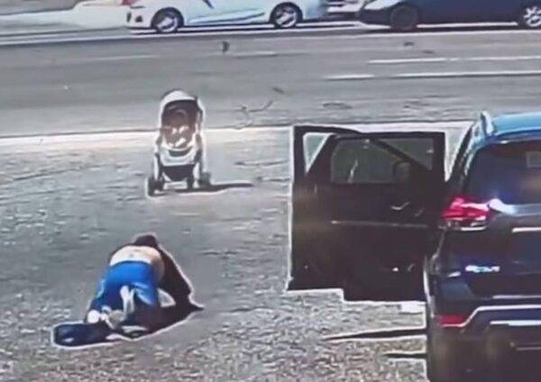 Felizmente, o Ron conseguiu alcançar a criança a tempo e entregar em segurança para a tia-avó. - Foto: Reprodução/The Independent