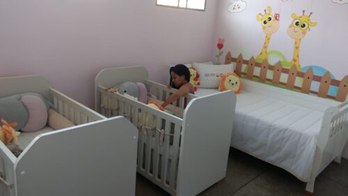 As mães têm um alojamento confortável e decorado para cuidar dos bebês. - Foto: SEJUS