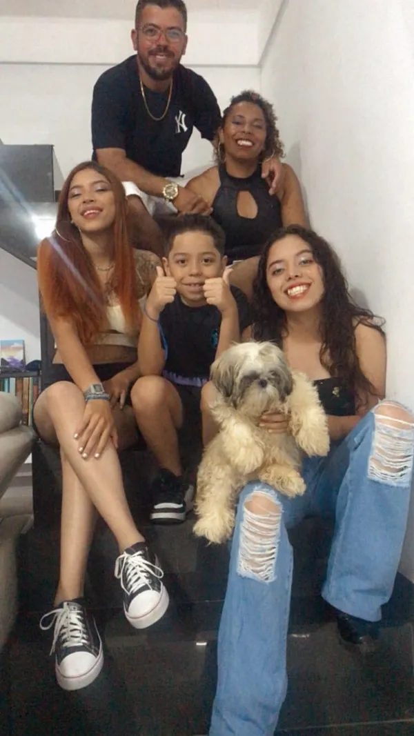 Nathália com a família, que deu todo apoio que conseguiu para a filha conseguir estudar - Foto: arquivo pessoal