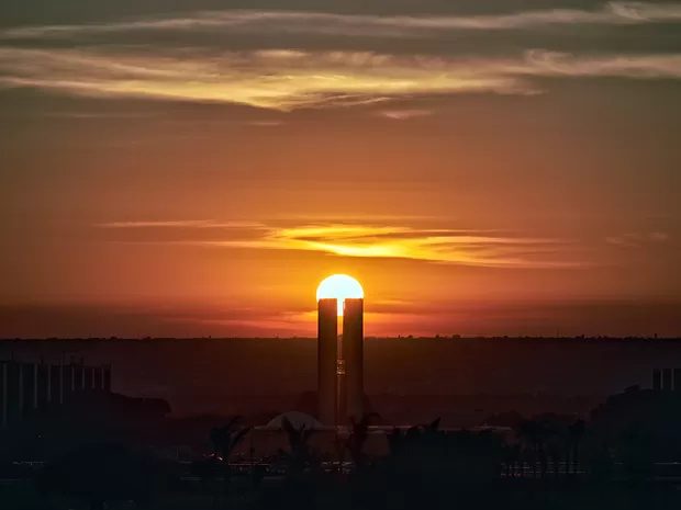 Sol nasce entre as torres do Congresso Nacional no dia do aniversário de Brasília - Foto: João Campello/Divulgação