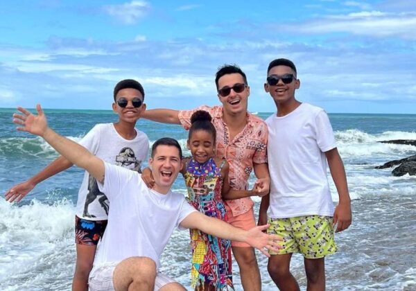 Agora, Carlos e Lucas são conhecidos no perfil @paisde3_ e compartilham a vida com os filhos. - Foto: Reprodução/Instagram