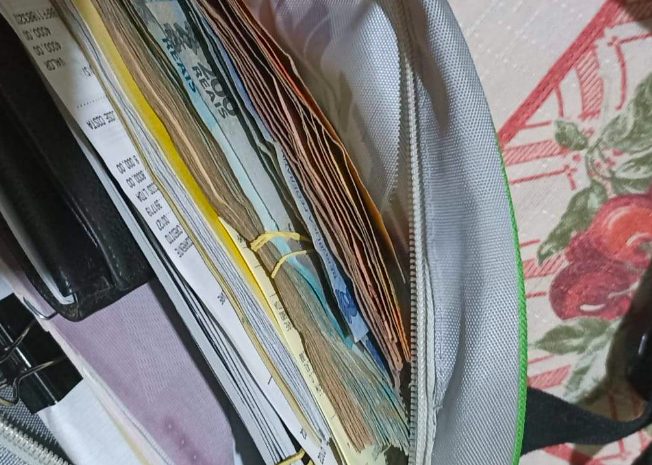 Parte do dinheiro que os noivos encontraram no banco e devolveram - Foto: reprodução / Portal Caparaó