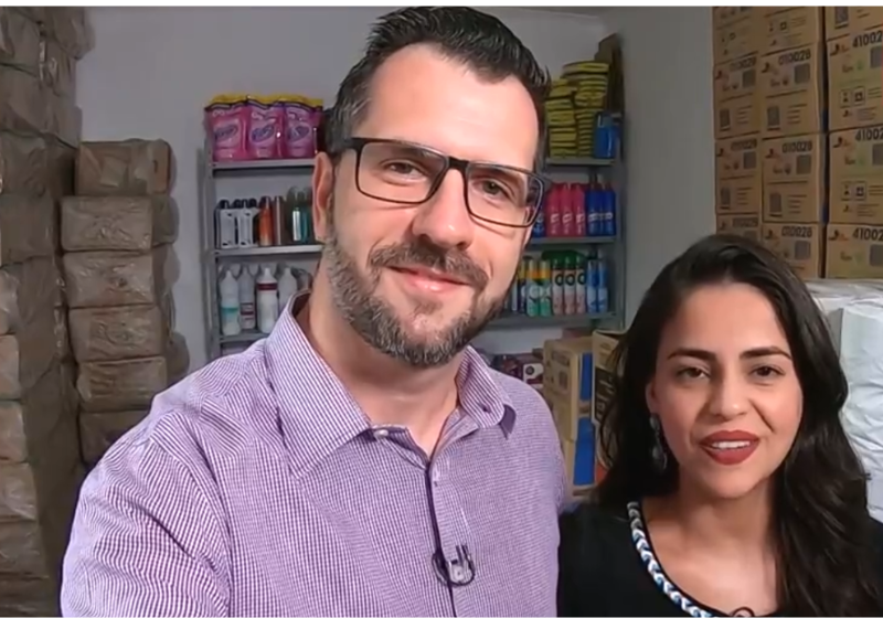O casal, que se viu desempregado em meio a pandemia, se reinventou, investiu R$ 5 mil e hoje fatura muito mais! Foto: Reprodução/PEGN TV