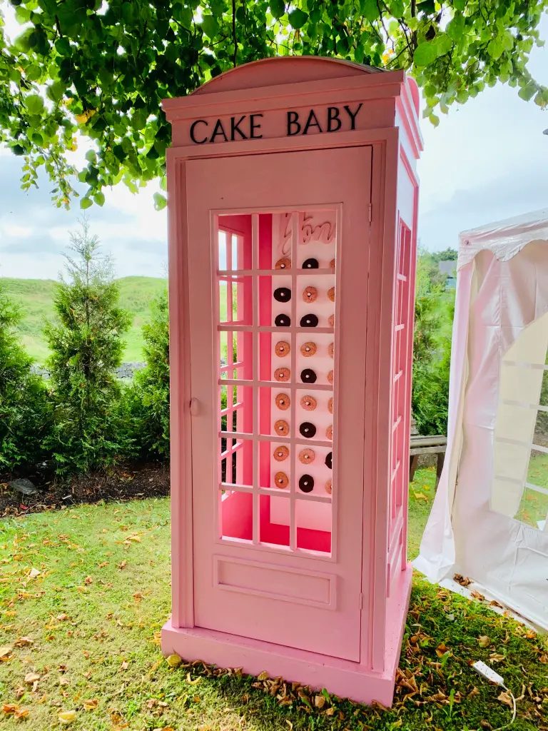 Os noivos donos do ferro velho encontram ítens que surpreenderam os convidados do casamento como esta cabine de telefone - Foto Melissa Drabble / SWNS