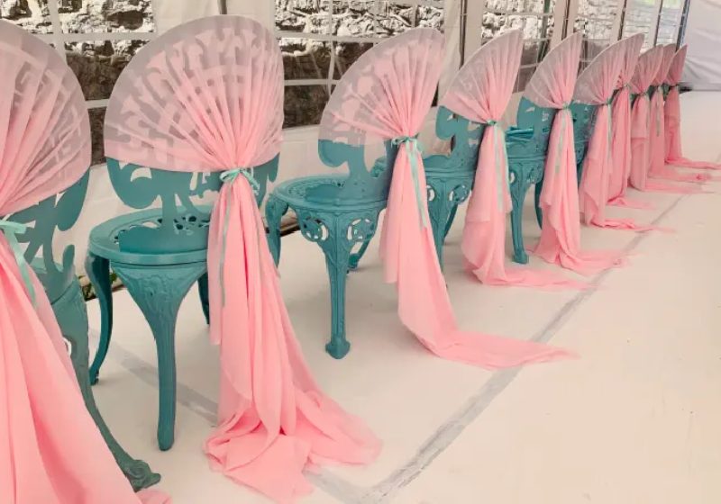 Eles conseguiram mesas de graça de um pub local que planejava demoli-las. - Foto: Melissa Drabble / SWNS