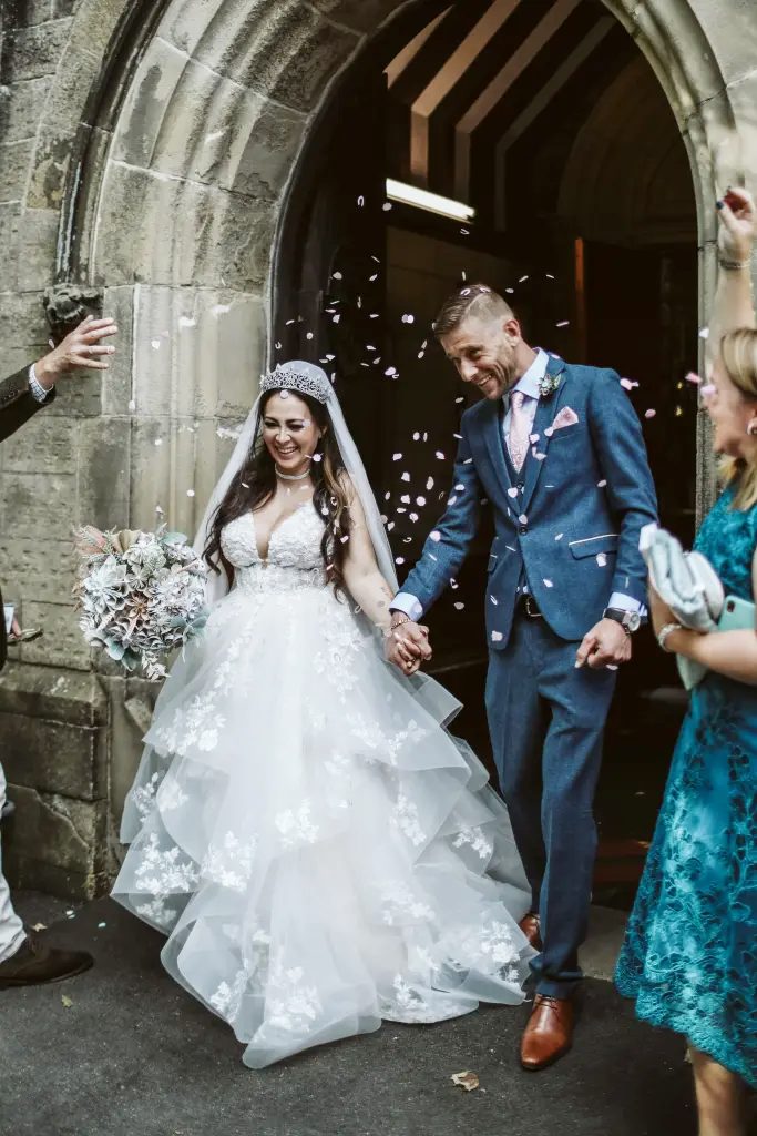 Melissa Drabble e o marido usaram sucata do ferro-velho deles para decorar o casamento e economizaram milhares de dólares - Foto: Chloe Drabble / SWNS