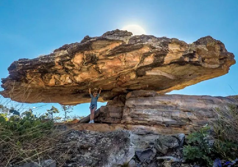 Cristalina, além da maior reserva de cristais do mundo, tem a Pedra do Chapéu, formação rochosa intrigante apoiada em outra pedra por um ponto de equilíbrio mínimo. - Foto: reprodução / Tripadvisor