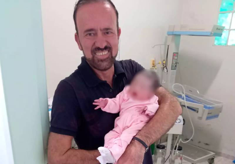 O diretor teve que assumir a responsabilidade e realizar o parto de emergência. E deu tudo certo! - Foto: Arquivo Pessoal