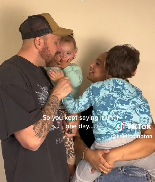 A família até que tentava, mas nada fazia a criança falar as palavras tão esperadas pelo pais! Finalmente a espera teve fim! Foto: Reprodução/@kaelicompton/Tik Tok.