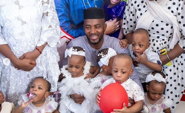 Apesar da dificuldade, os pais conseguiram em um momento da festa juntar as 9 crianças para uma foto tradicional. Foto: Reprodução/@les_nonuples_arby/Instagram.