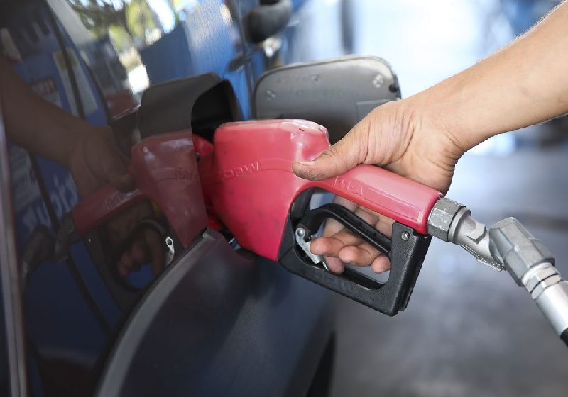 A perspectiva é que a gasolina chegue a R$ 5,08 o litro e o botijão de gás deve ficar abaixo dos R$ 100 depois de muito tempo - Foto: José Cruz / Agência Brasil