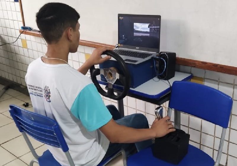 Daniel Lima Silva, de 17 anos, transformou o lixo do ferro-velho em um equipamento de simulação de corrida automobilístico, chamado de “G27” - Foto: reprodução / GOV ES