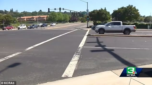 O cruzamento onde Casay foi atropelado tentando ajudar a família de patinhos a atravessar - Foto: @KCRA3