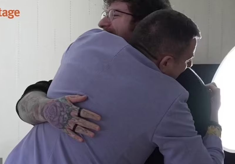 Rhys Williams descobriu o irmão, Chris, depois de achar o pai biológico em um site de DNA. - Foto: arquivo pessoal / SWNS