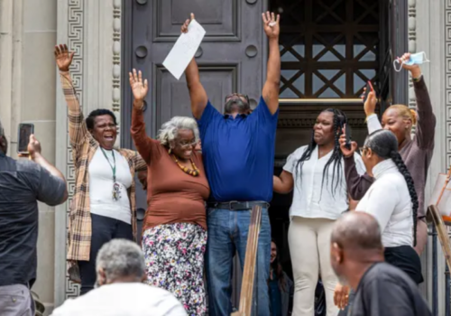 Patrick comemorou a liberdade após mais de 2 décadas preso injustamente. - Foto: Chris Granger/AP