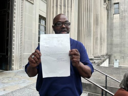 Ele exibiu orgulhoso o documento de soltura. - Foto: Oliver Laughland/The Guardian