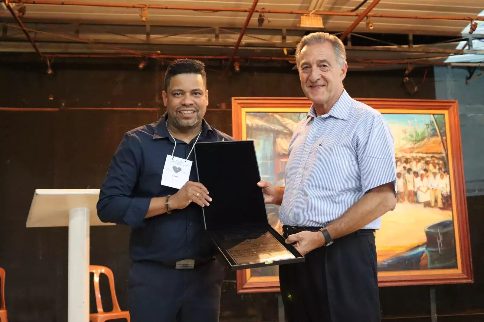 Já como vereador, Riverton homenageou um dos grandes responsáveis por seu sucesso: o padre Carlos, ex-padre da Casa Dom Bosco. Foto: Reprodução/Campo Grande News.