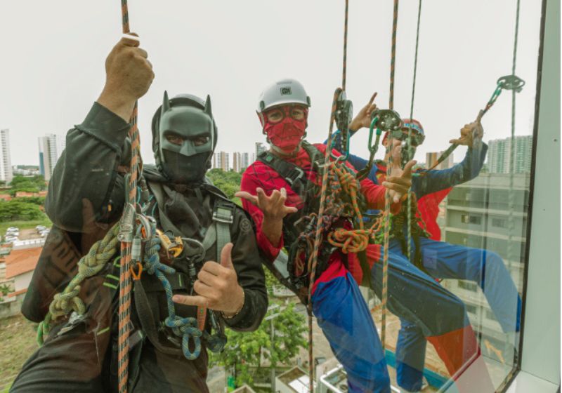 Os alpinistas disfarçados de super-heróis fizeram a festa das crianças internadas em um hospital privado de Fortaleza. Foto: Reprodução/Unimed Fortaleza.