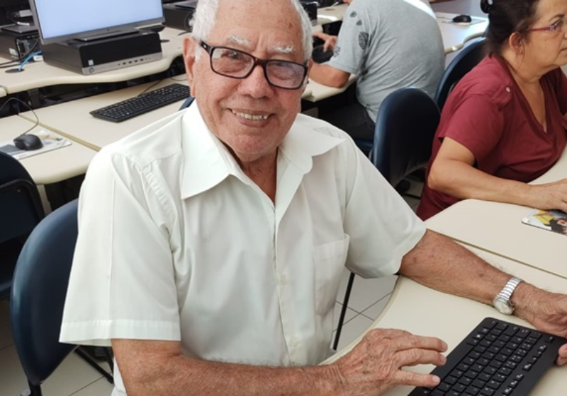 O idoso está feliz com o curso de informática e encantou a todos da turma. — Foto: Divulgação/Sesc Goiás