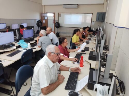Turma de idosos no curso de informática básica em Jataí — Foto: Divulgação/Sesc Goiás