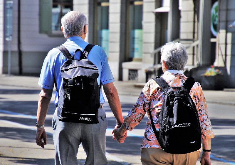 Entre os benefícios que idosos 60+ tem por lei estão isenção isenção do IPTU, IR e prioridade para processos na justiça - Foto: pasja1000 / Pixabay