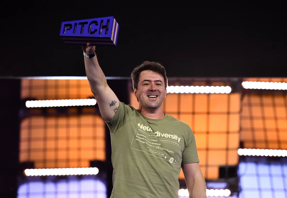 O prêmio foi muito comemorado por Ronaldo e Jade, que agoram buscam a meta de 5 milhões de usuário em cinco anos! Foto: Reprodução/Web Summit Rio/Flickr.