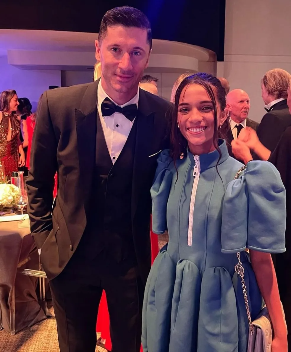Além de Messi, Rayssa também tirou foto com Lewandowski, atacante da seleção Polonesa e do Barcelona (ES). Foto: Reprodução/@rayssalealsk8/Instagram.