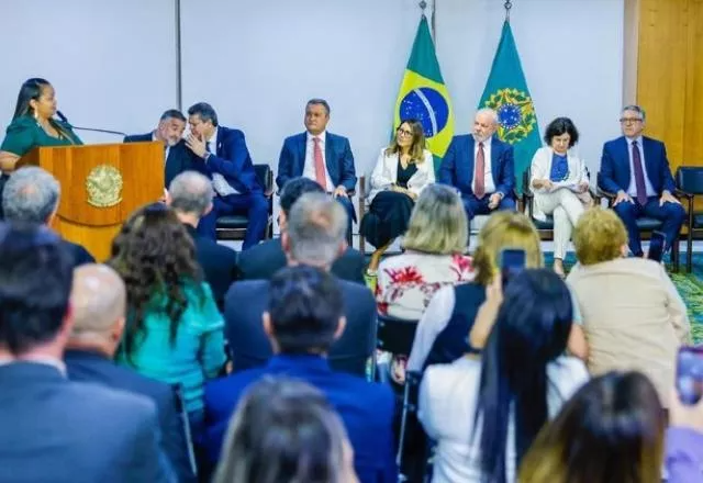 Durante a cerimônia de assinatura do PLN, a ministra Saúde, Nísia Trindade, disse que é o PLN é um compromisso com o SUS e com a valorização da categoria da enfermagem. Foto: Ricardo Stcukert/Presidência.