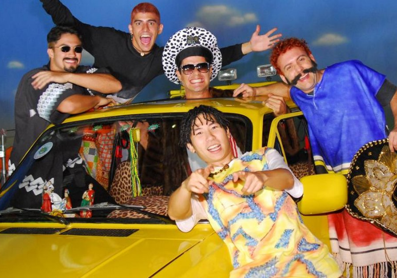 Os atores do filme "Mamonas Assassinas - O Impossível Não Existe", rodarão pelo Brasil com turnê em homenagem ao grupo. - Foto: reprodução Instagram