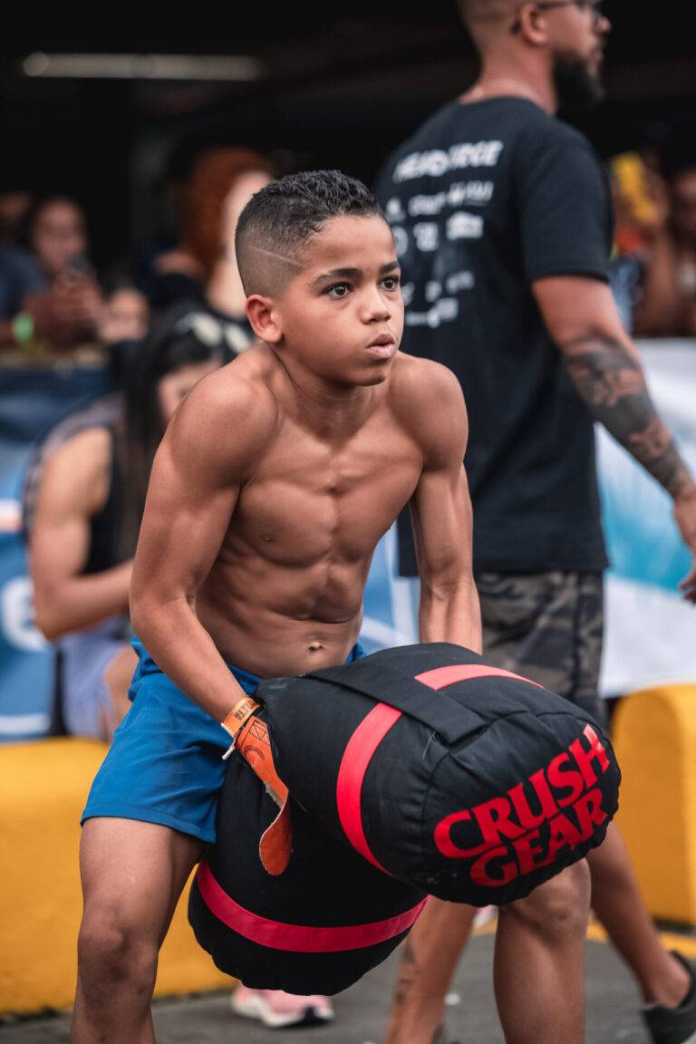 O menino todo sarado já conseguiu levantar 92kg - Foto: redes sociais