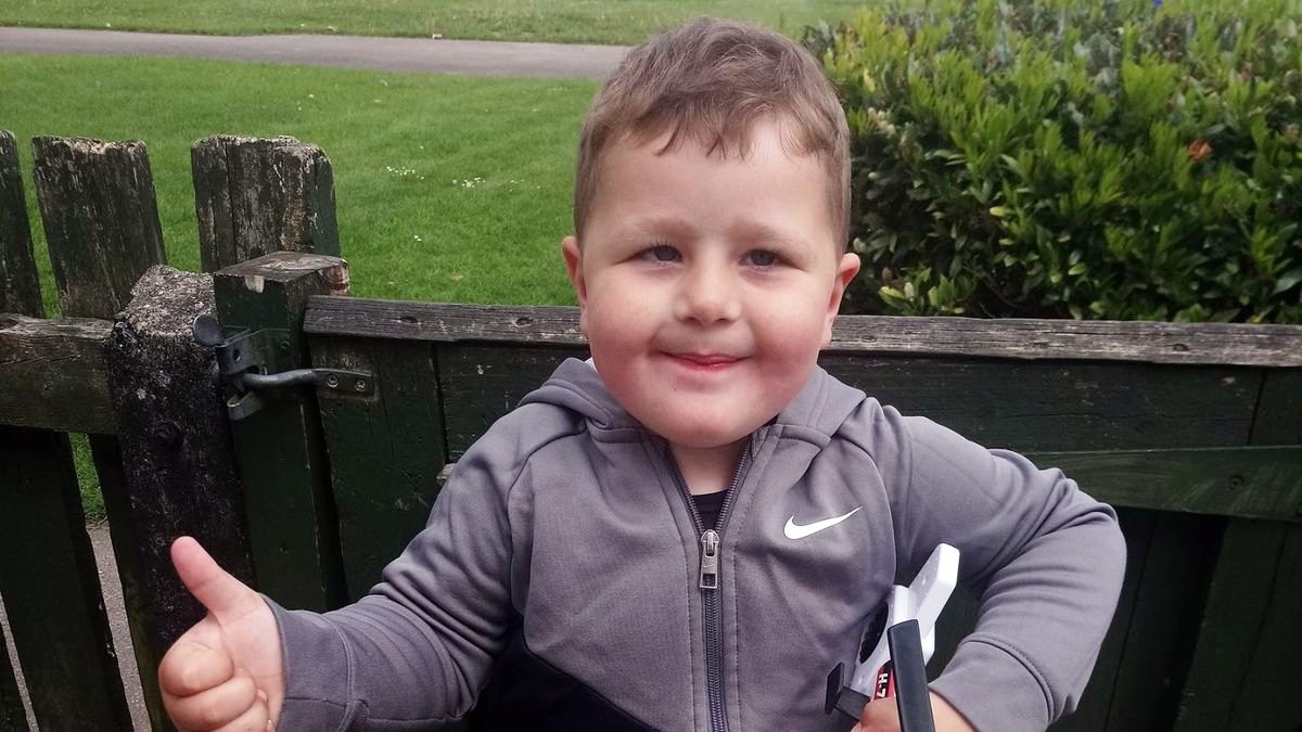 O menino Preston todo feliz com o helicóptero que ganhou de presente da Donna, uma estranha que viu o desespero dele na loja porque tinha perdido o dinheiro que ganhou de presente da mãe - Foto: Hull Daily Mail / MEN Media)