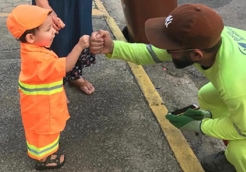 Veja a história do pequeno Vitor, um menino apaixonado pelo caminhão de lixo que ganhou um uniforme de coletor no interior de São Paulo - Foto: Reprodução/Carolina Piconi