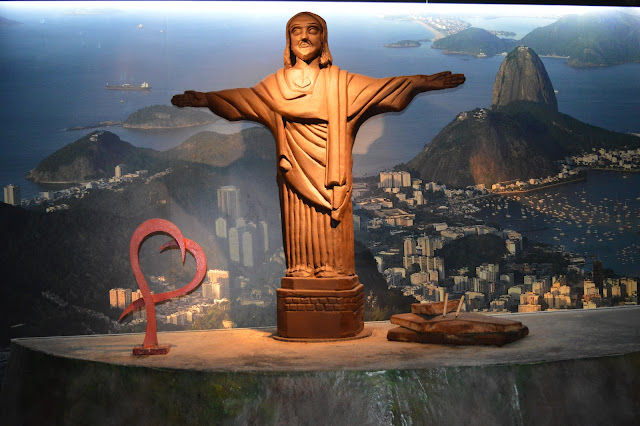 O Mundo do Chocolate Lugano é um parque temático todo feito em chocolate. Espera até o final para degustação, tá? Não vai sair por aí comendo as atrações não! Foto: Reprodução/Nécessaire na Mala.