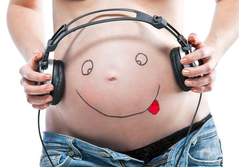 Pesquisadores da Espanha confirmaram que ouvir música na gravidez faz o bebê falar e ouvir melhor porque ativa um mecanismo que melhora a capacidade cognitiva e neurológica dele. - Foto: Pixabay