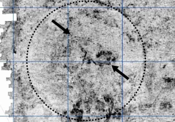 Os sinais de radar captados pelo grupo de arqueólogos mostrou o navio dentro da formação rochosa. - Foto: Museu de Arqueologia, Universidade de Stavanger