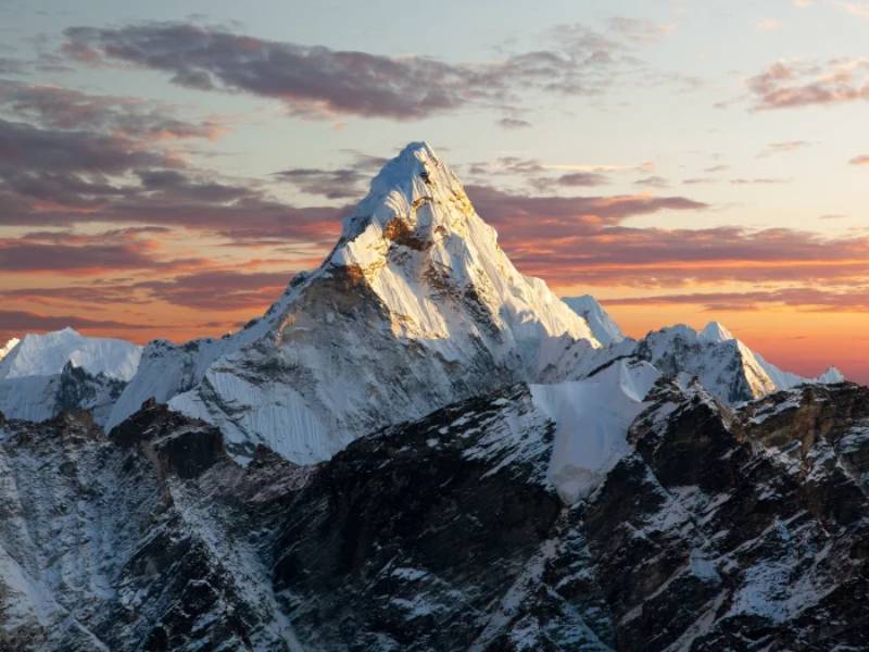 O Nepal é considerado um dos países mais bonitos do mundo por suas imensas e vívidas formações rochosas. - Foto: ISTOCK