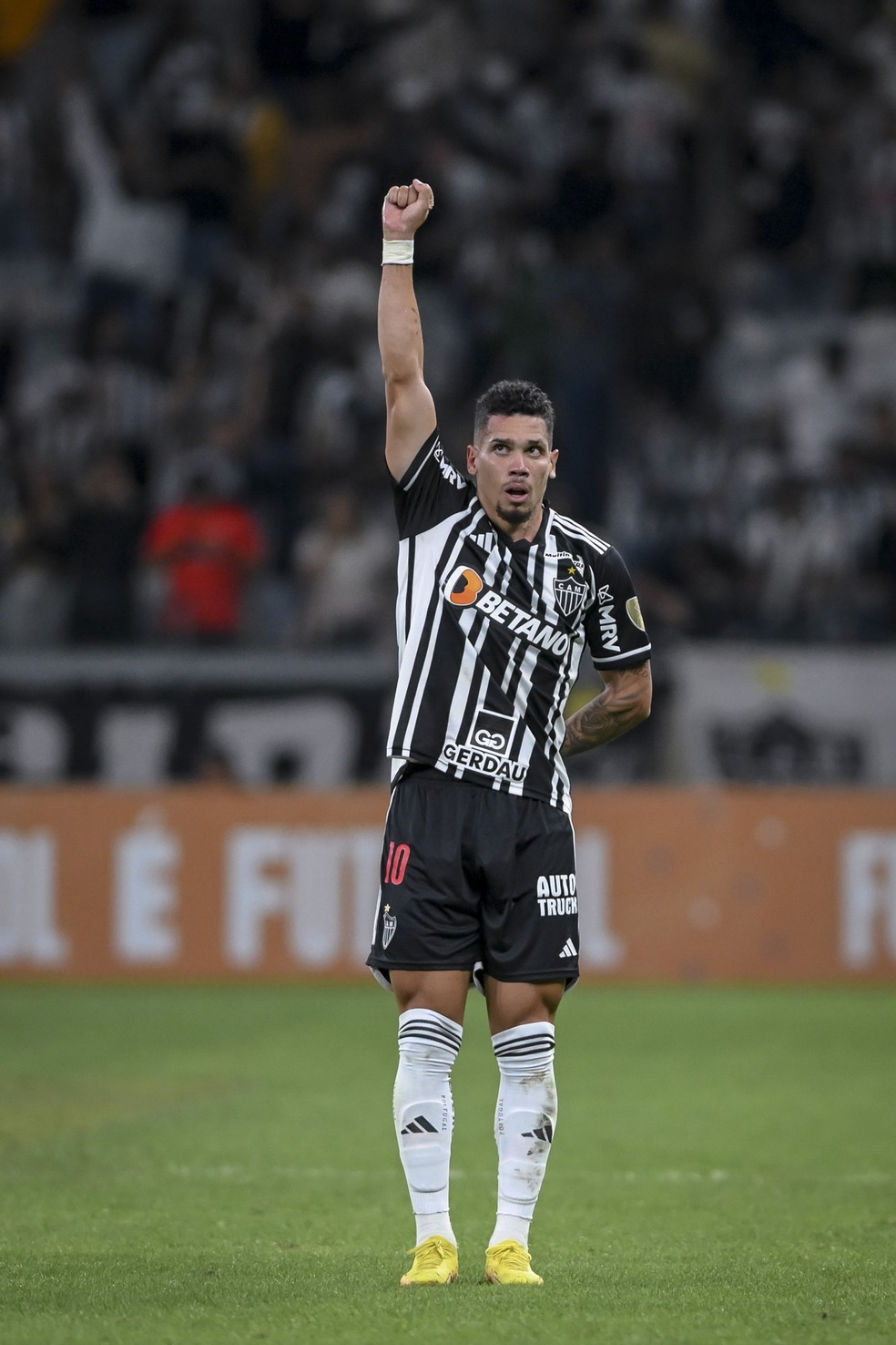 Paulinho, atacante do Atlético-MG, comemorou um de seus dois gols na vitória sobre o Athletico Paranaense dedicando a Vinícius Júnior. Foto: Reprodução/Agência i7 (Mineirão).