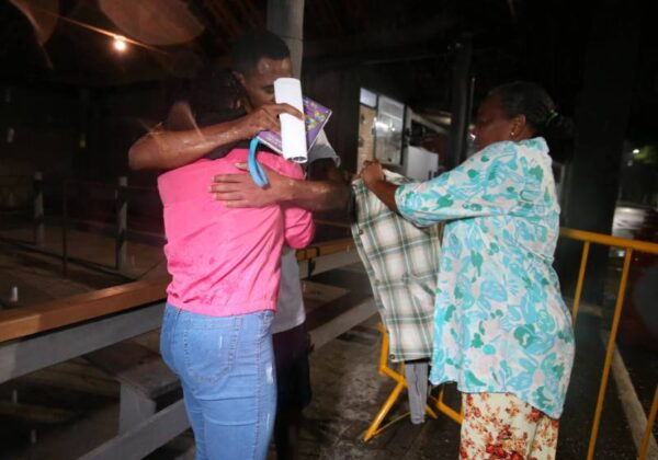 Preso injustamente e libertado esta madrugada, Paulo Alberto finalmente encontrou sua família e sonha em voltar a trabalhar outra vez. - Foto: Cléber Mendes/O Dia